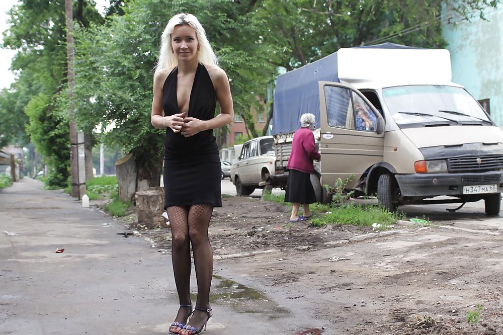Amateur rusa joven se desnuda en la calle 
 #37585825