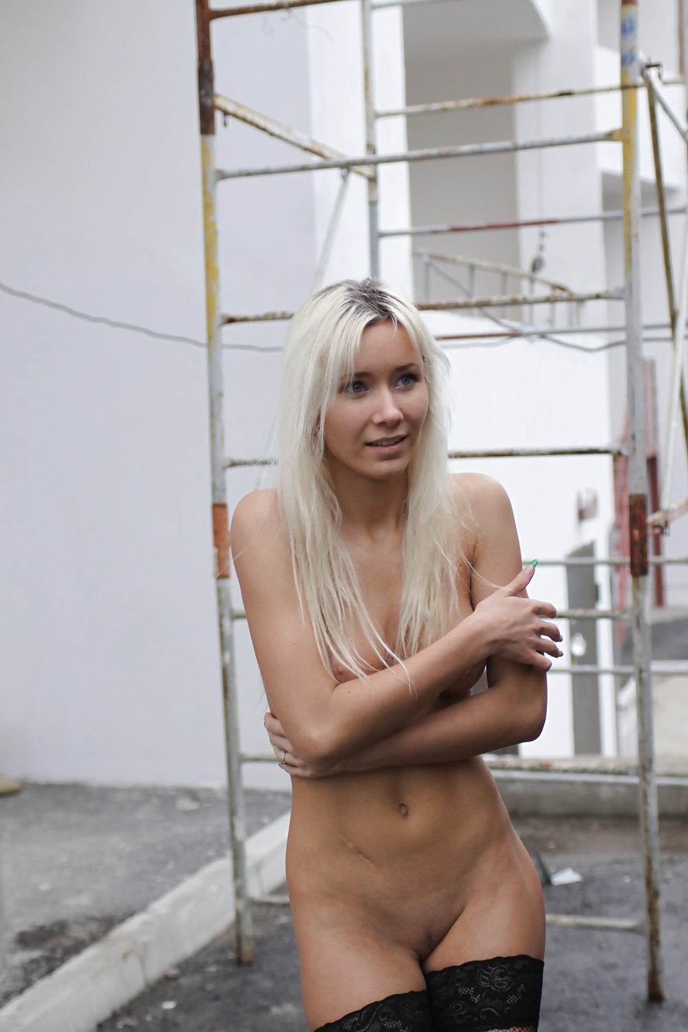 Amateur rusa joven se desnuda en la calle 
 #37585901