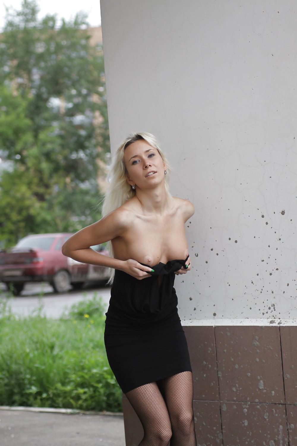 Amateur rusa joven se desnuda en la calle 
 #37585923