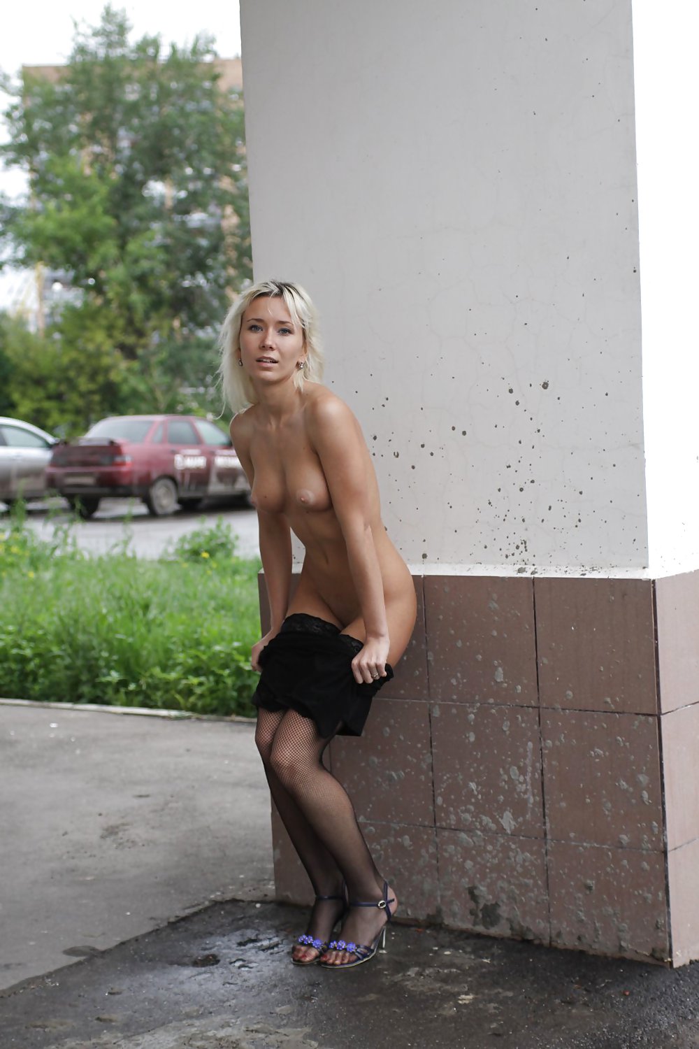 Amateur rusa joven se desnuda en la calle 
 #37585949