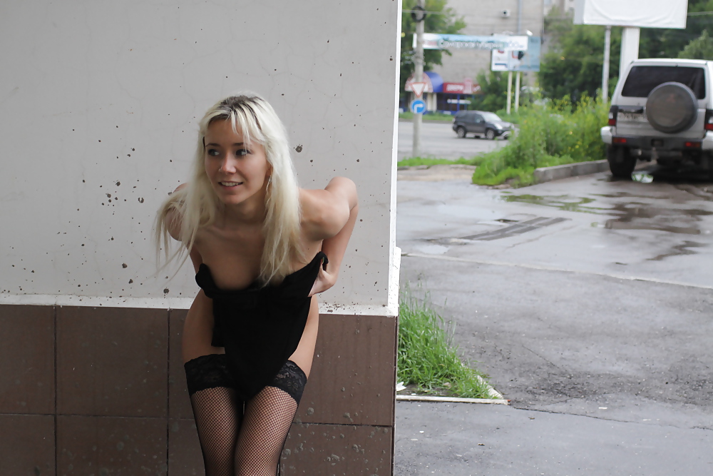Amateur rusa joven se desnuda en la calle 
 #37586173
