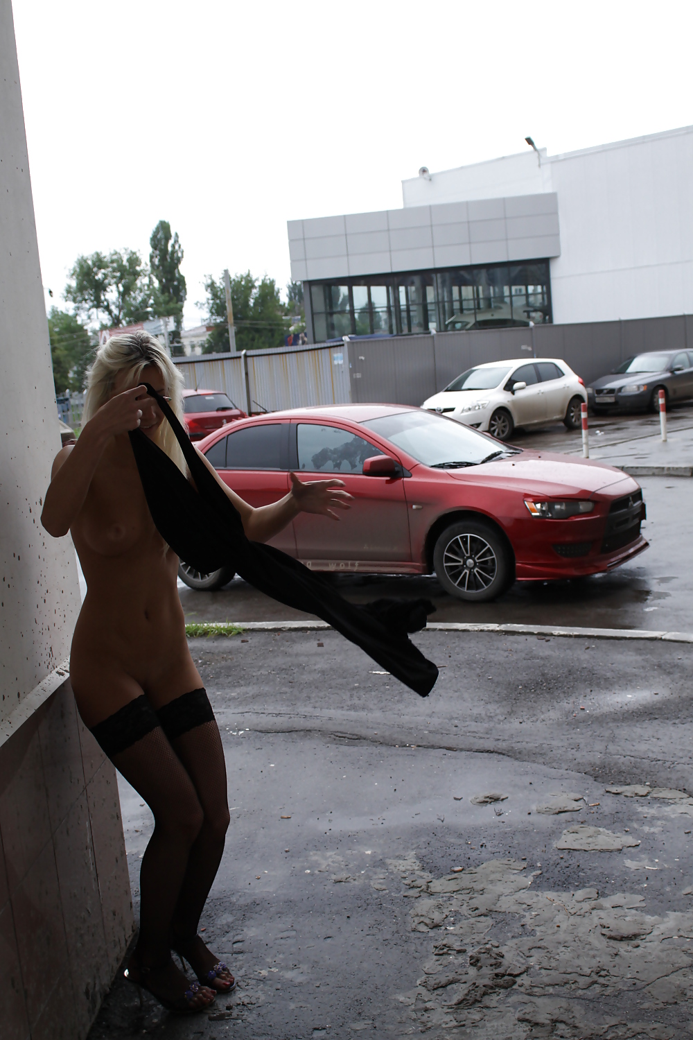 AMATEUR RUSSIAN TEEN UNDRESSES ON THE STREET  #37586212