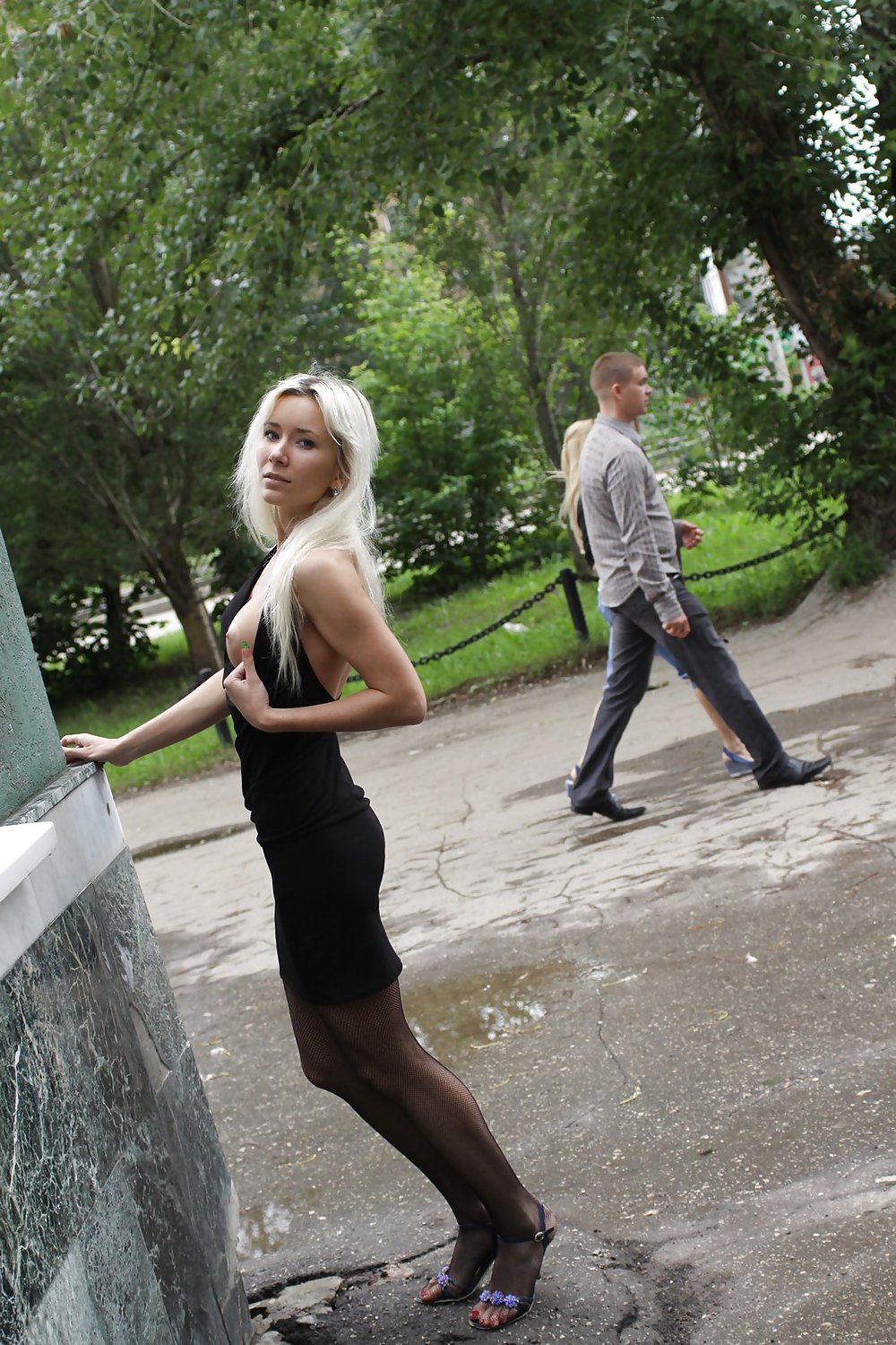 AMATEUR RUSSIAN TEEN UNDRESSES ON THE STREET  #37586244