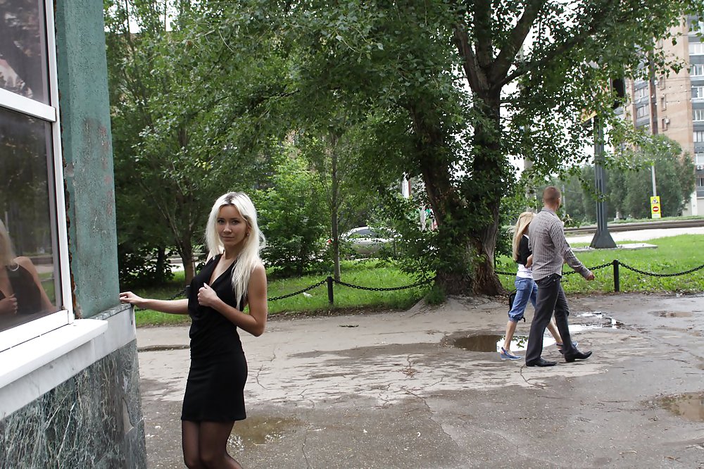Amateur rusa joven se desnuda en la calle 
 #37586247
