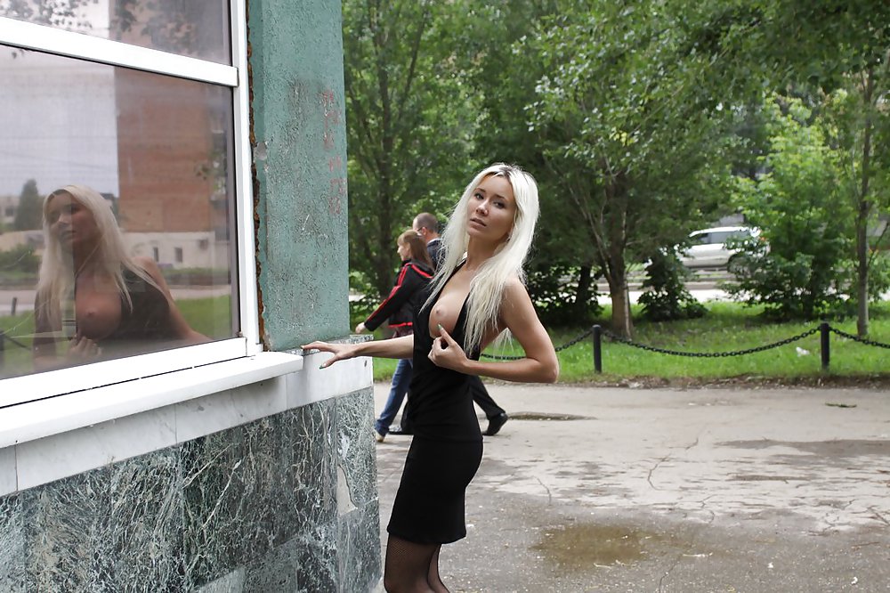 Amateur rusa joven se desnuda en la calle 
 #37586255