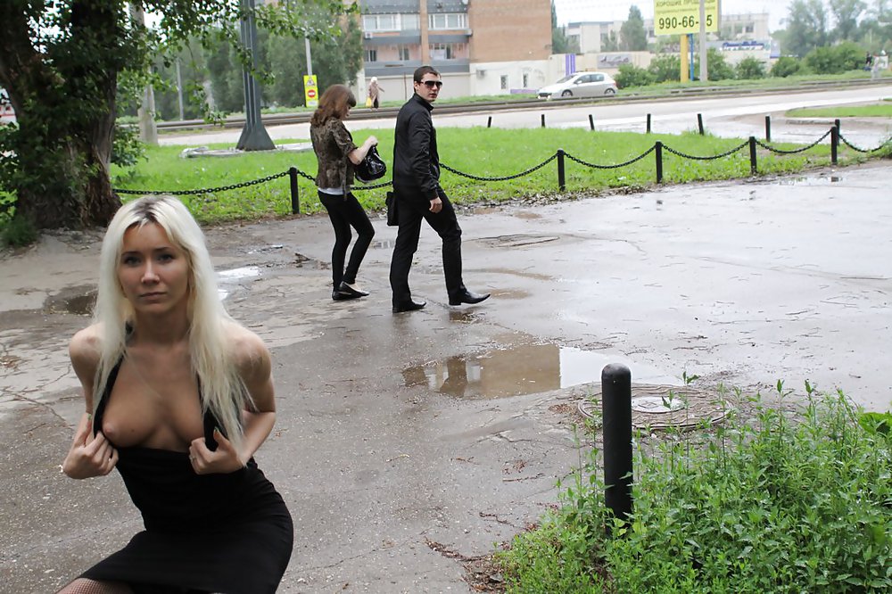 Amateur rusa joven se desnuda en la calle 
 #37586257
