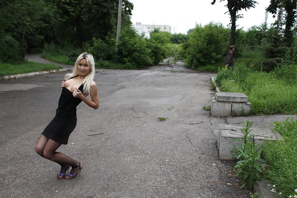 Amateur rusa joven se desnuda en la calle 
 #37586443