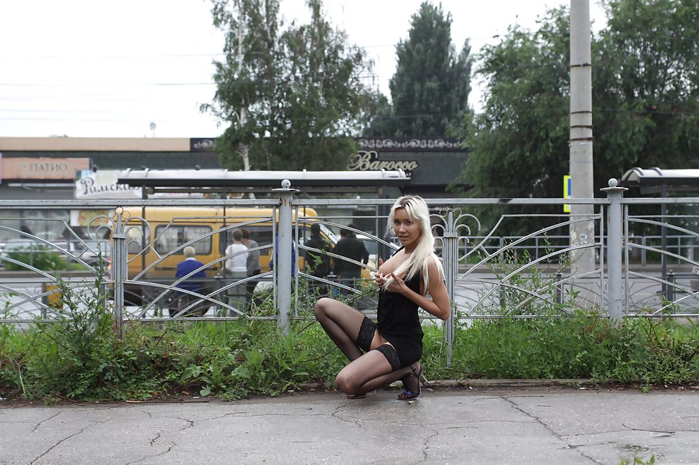 Amateur Russische Teen Entkleidet Auf Der Straße #37586525