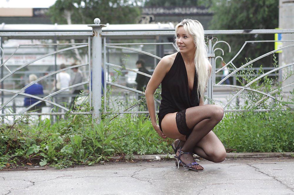Amateur rusa joven se desnuda en la calle 
 #37586592