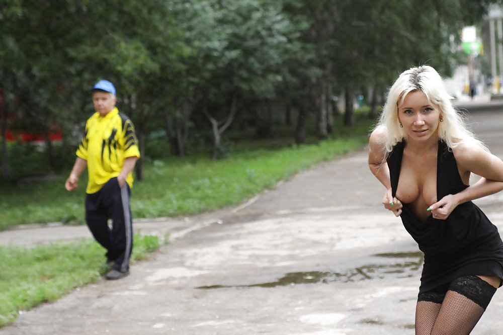 Amateur rusa joven se desnuda en la calle 
 #37586674