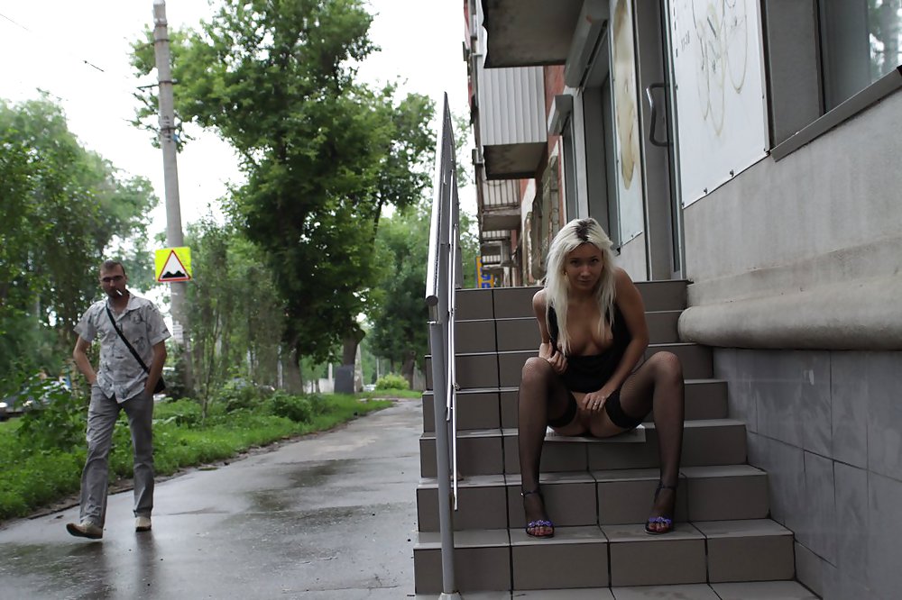Amateur rusa joven se desnuda en la calle 
 #37586806