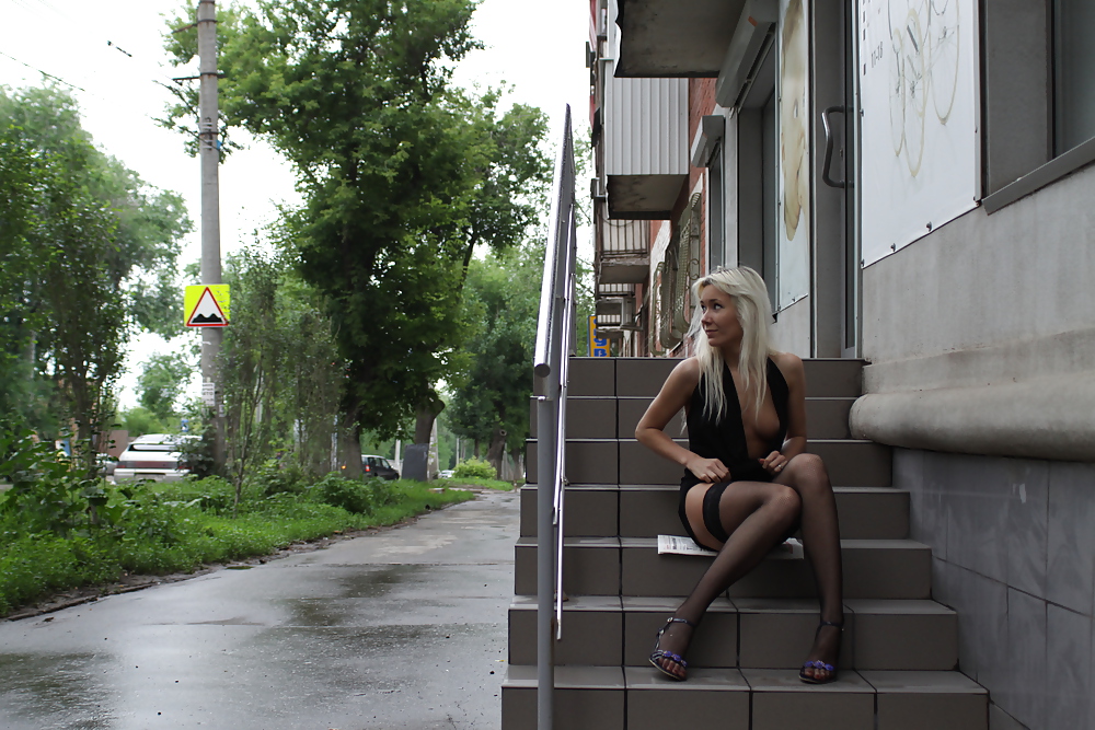 Amateur rusa joven se desnuda en la calle 
 #37586814