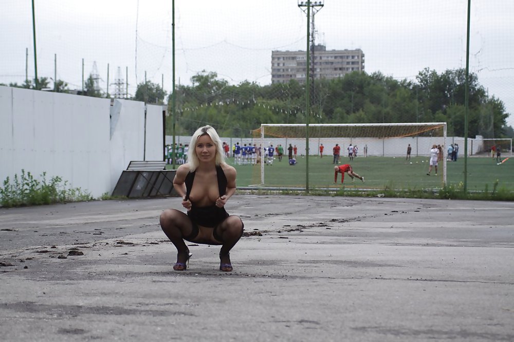 Amateur rusa joven se desnuda en la calle 
 #37586840