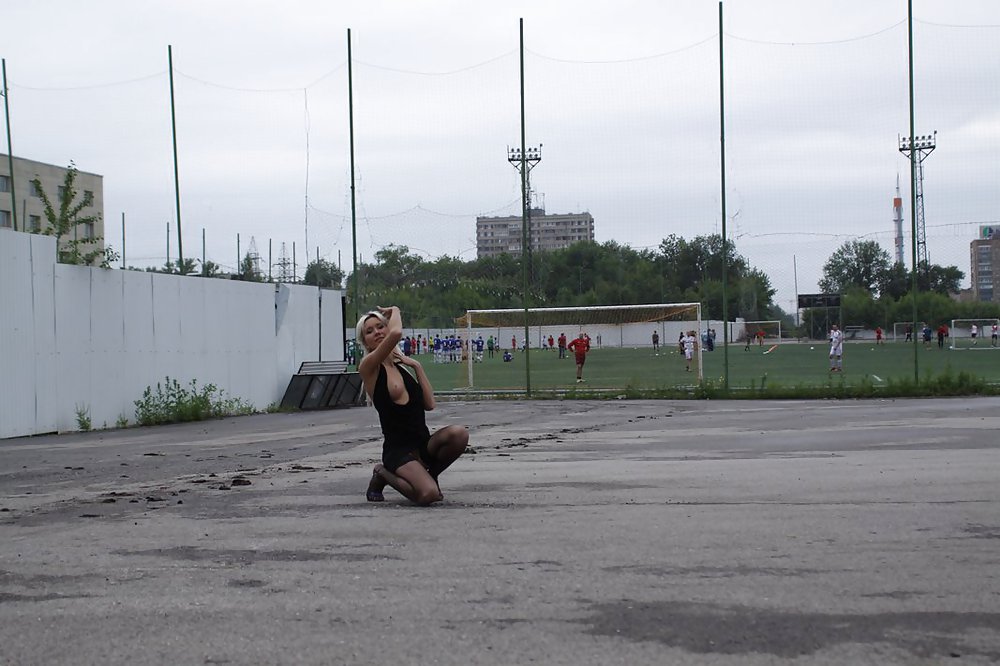 Dilettante russa teenager si spoglia in strada 
 #37586850