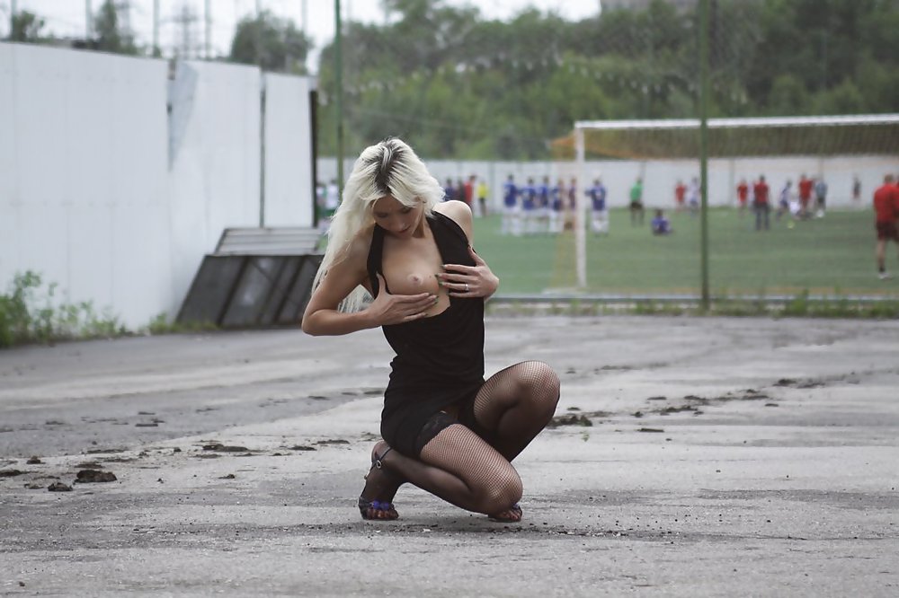 Amateur rusa joven se desnuda en la calle 
 #37586853