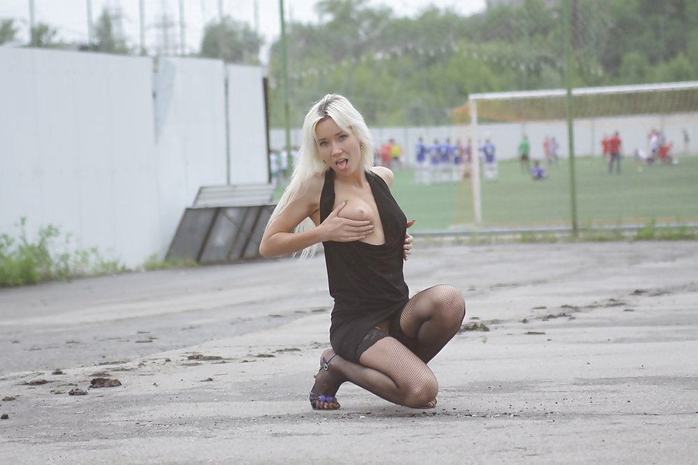 Amateur rusa joven se desnuda en la calle 
 #37586856