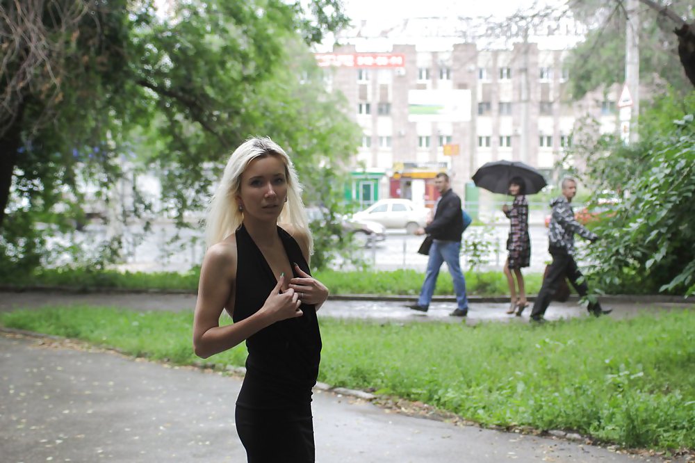Amateur rusa joven se desnuda en la calle 
 #37586924