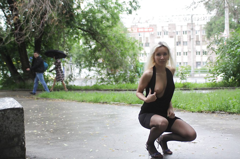 Amateur rusa joven se desnuda en la calle 
 #37586933