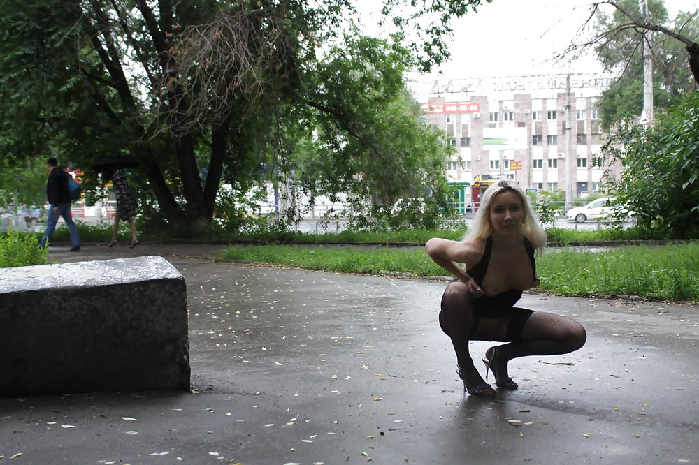 Amateur rusa joven se desnuda en la calle 
 #37586937