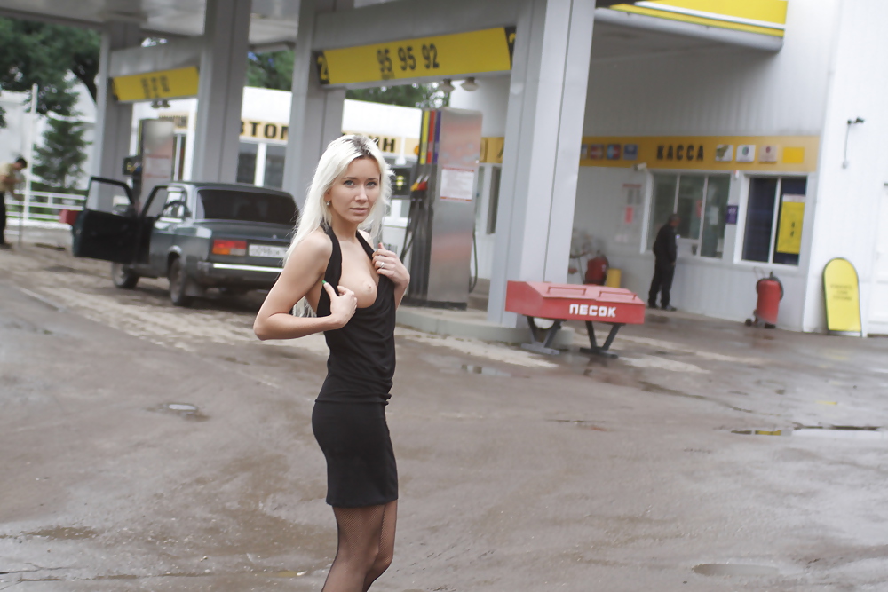 Amateur rusa joven se desnuda en la calle 
 #37587196