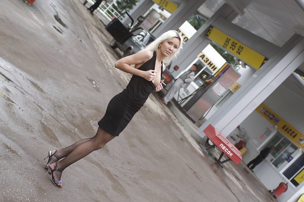 AMATEUR RUSSIAN TEEN UNDRESSES ON THE STREET  #37587200