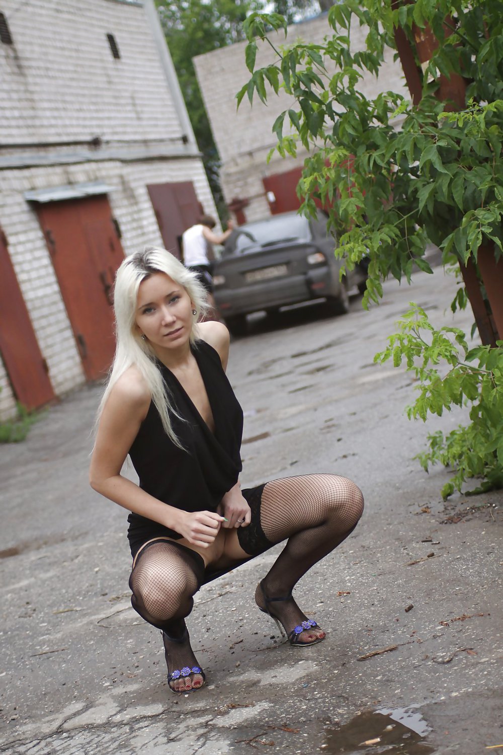 Amateur rusa joven se desnuda en la calle 
 #37587211