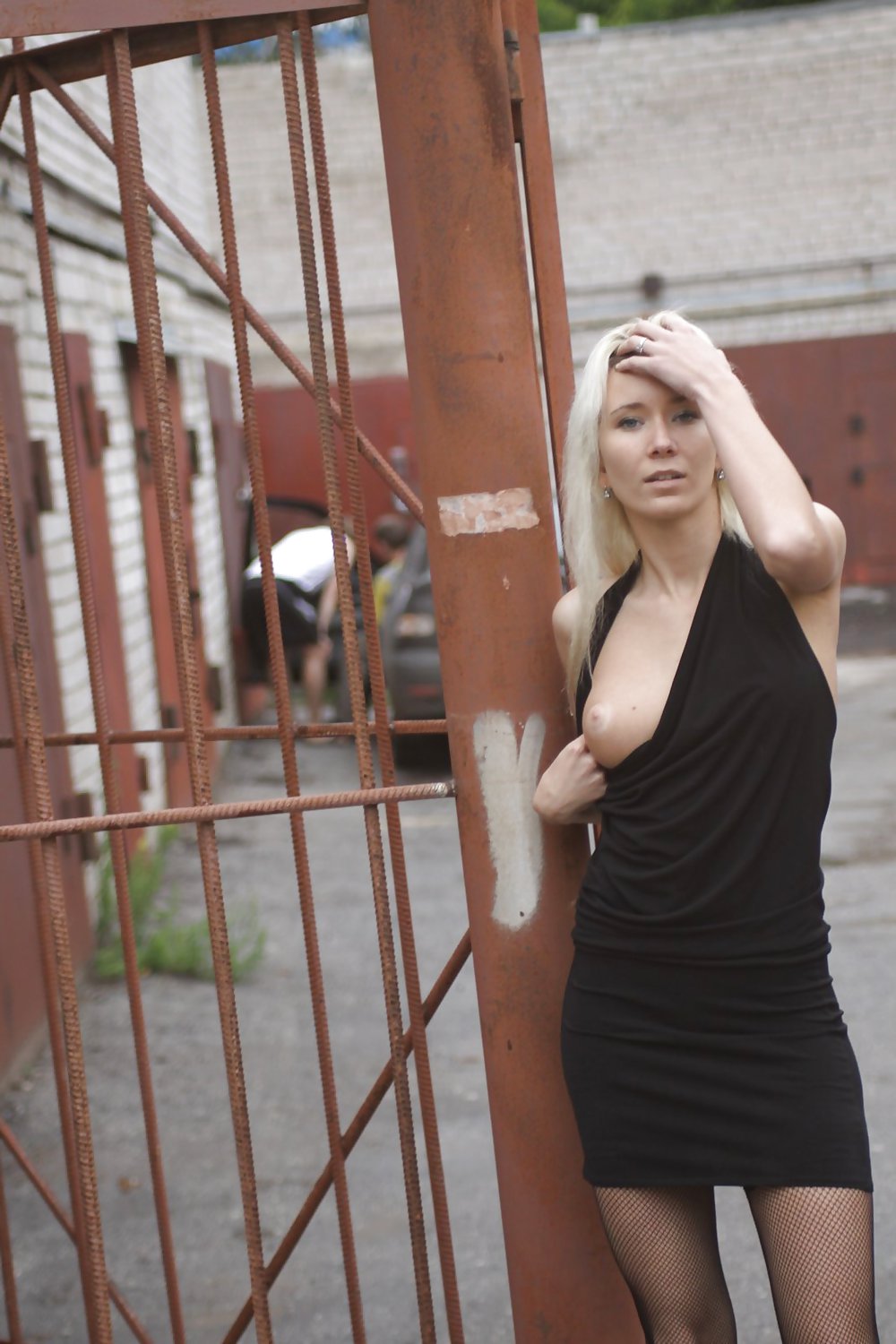 Amateur rusa joven se desnuda en la calle 
 #37587226