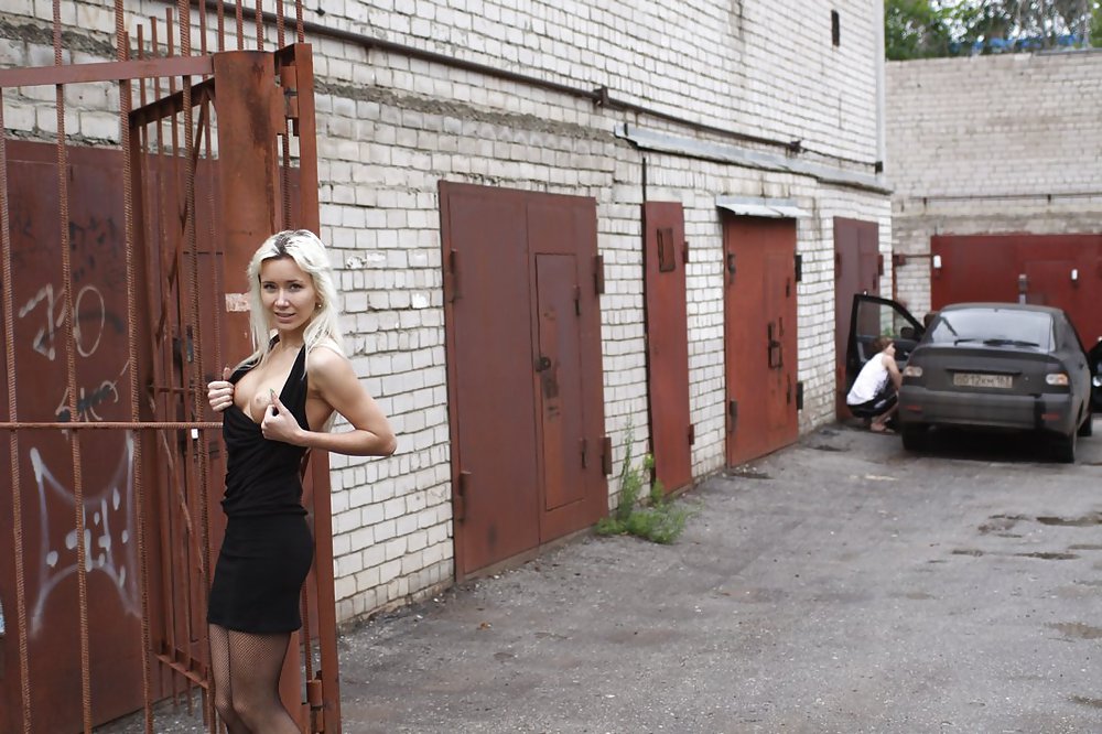 Amateur rusa joven se desnuda en la calle 
 #37587246