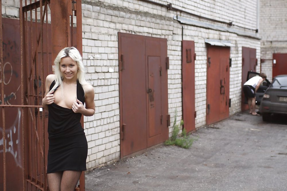 Amateur rusa joven se desnuda en la calle 
 #37587256