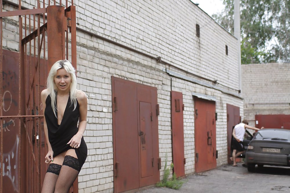 Amateur rusa joven se desnuda en la calle 
 #37587266