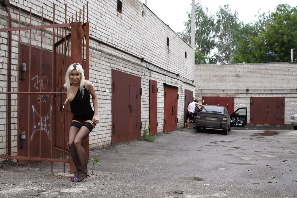 Amateur rusa joven se desnuda en la calle 
 #37587274