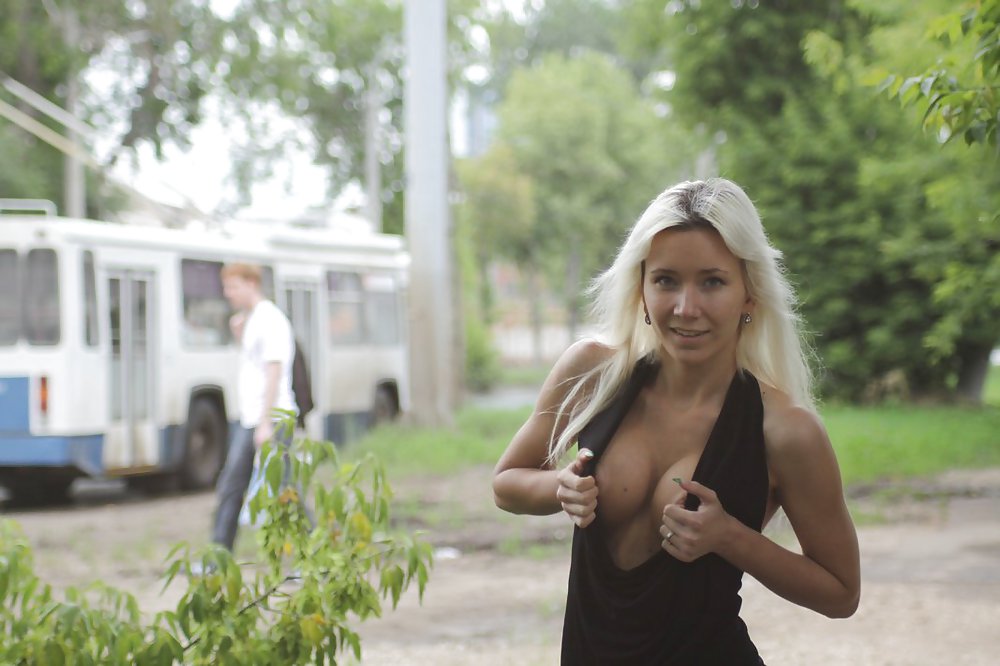 Amateur rusa joven se desnuda en la calle 
 #37587282