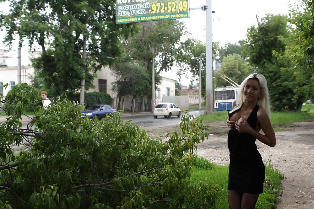 Amateur rusa joven se desnuda en la calle 
 #37587290