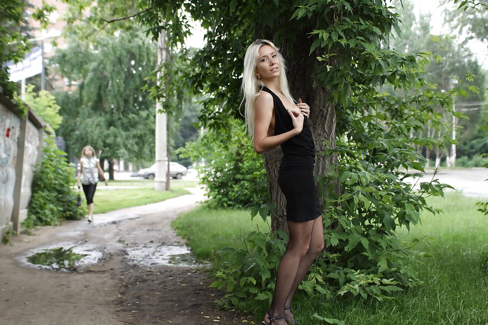 Amateur rusa joven se desnuda en la calle 
 #37587299