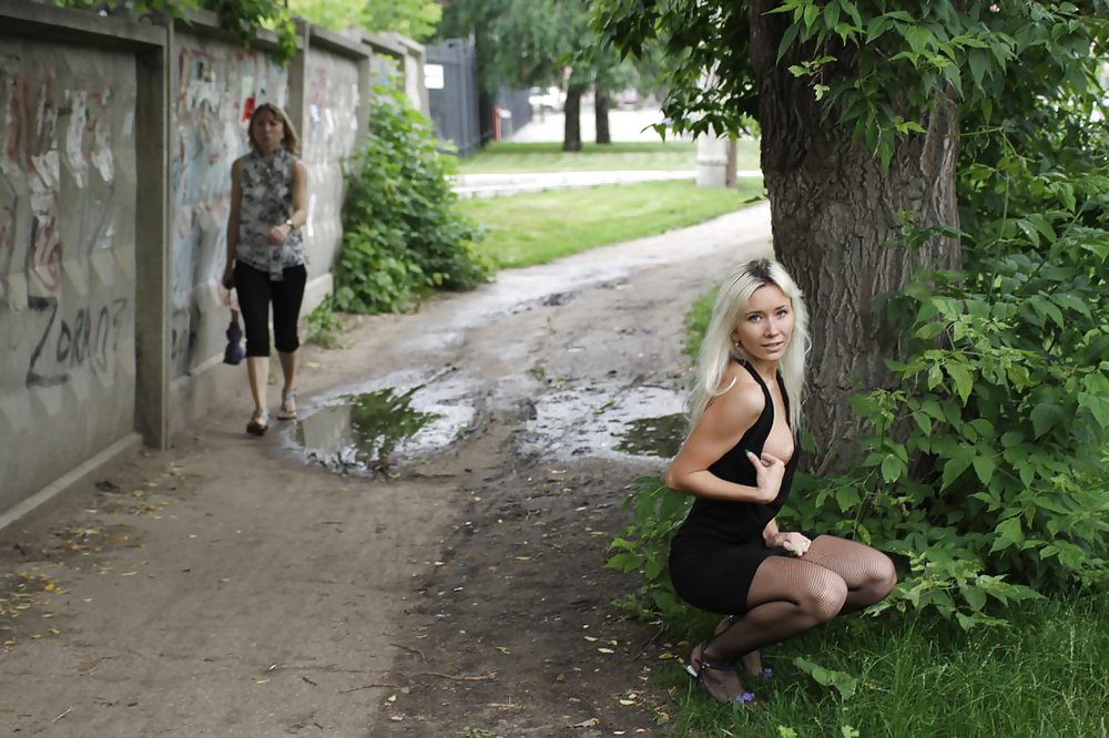 Amateur rusa joven se desnuda en la calle 
 #37587304