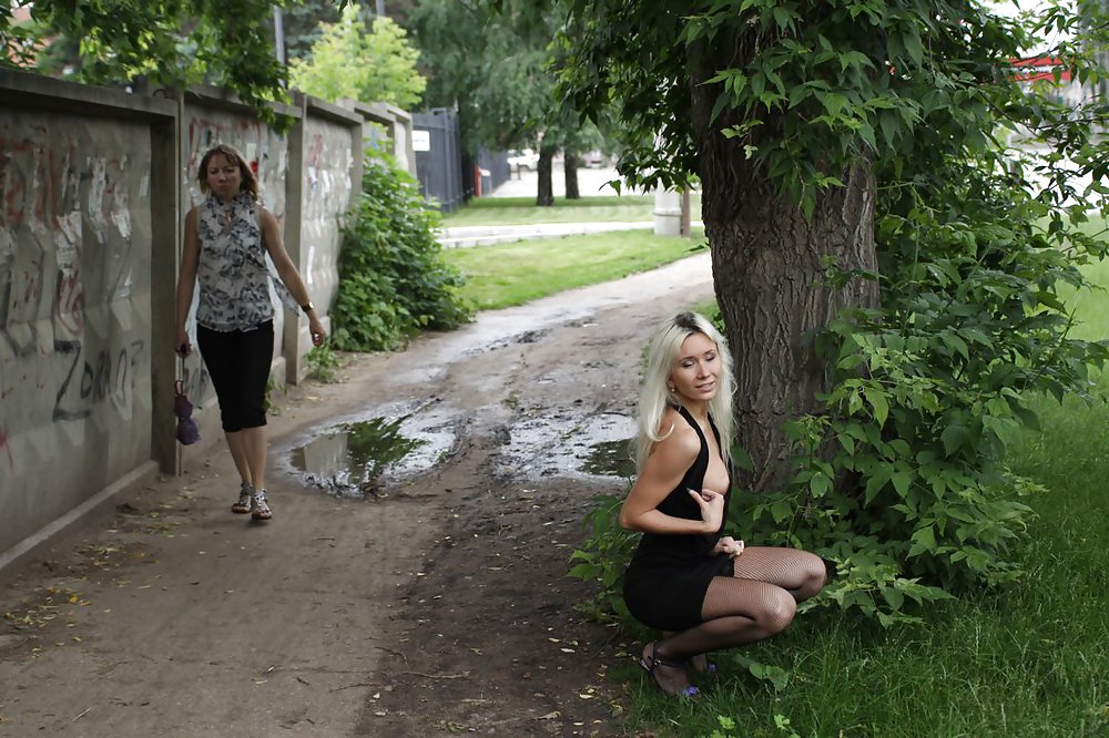 Amateur rusa joven se desnuda en la calle 
 #37587308