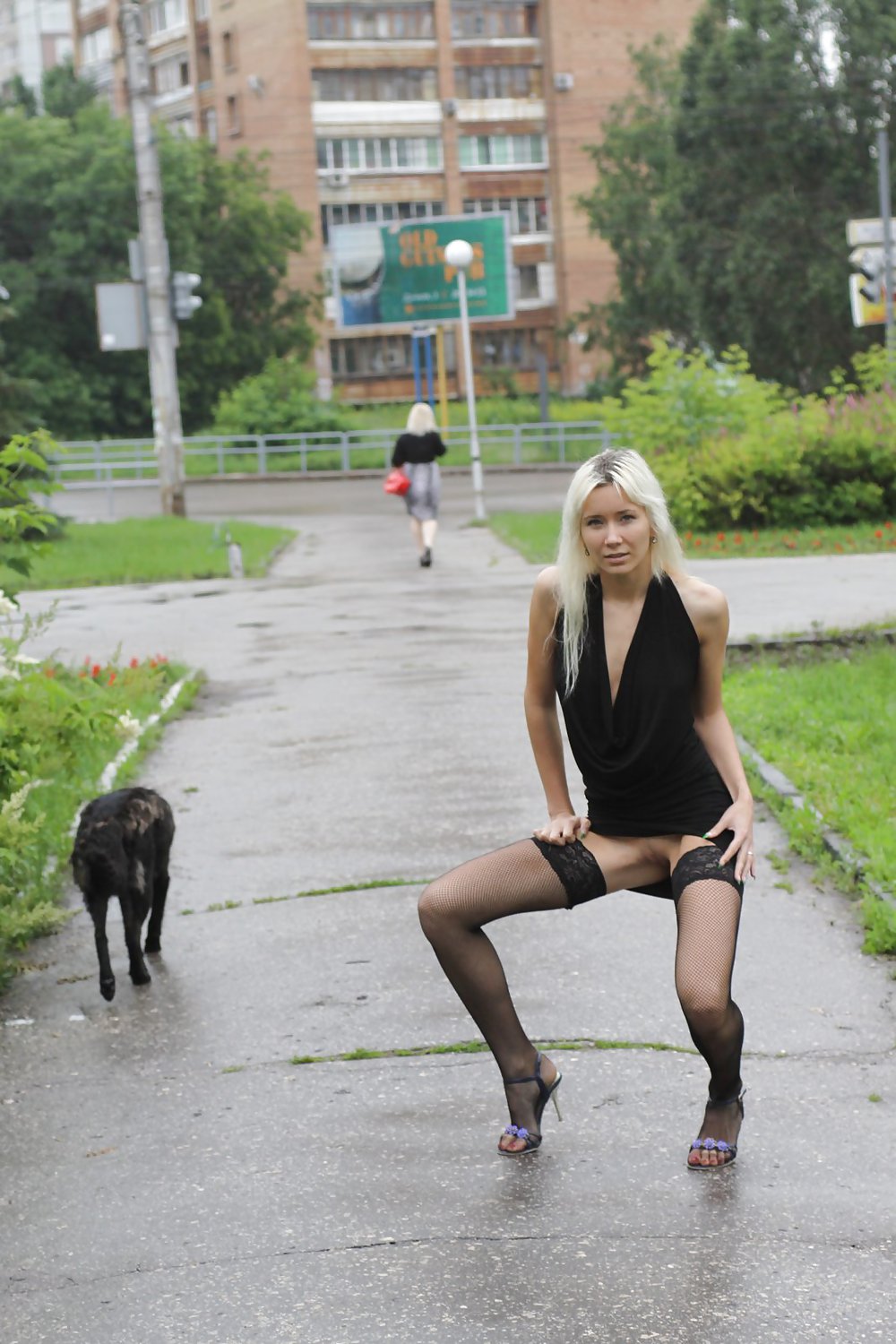 Amateur rusa joven se desnuda en la calle 
 #37587379