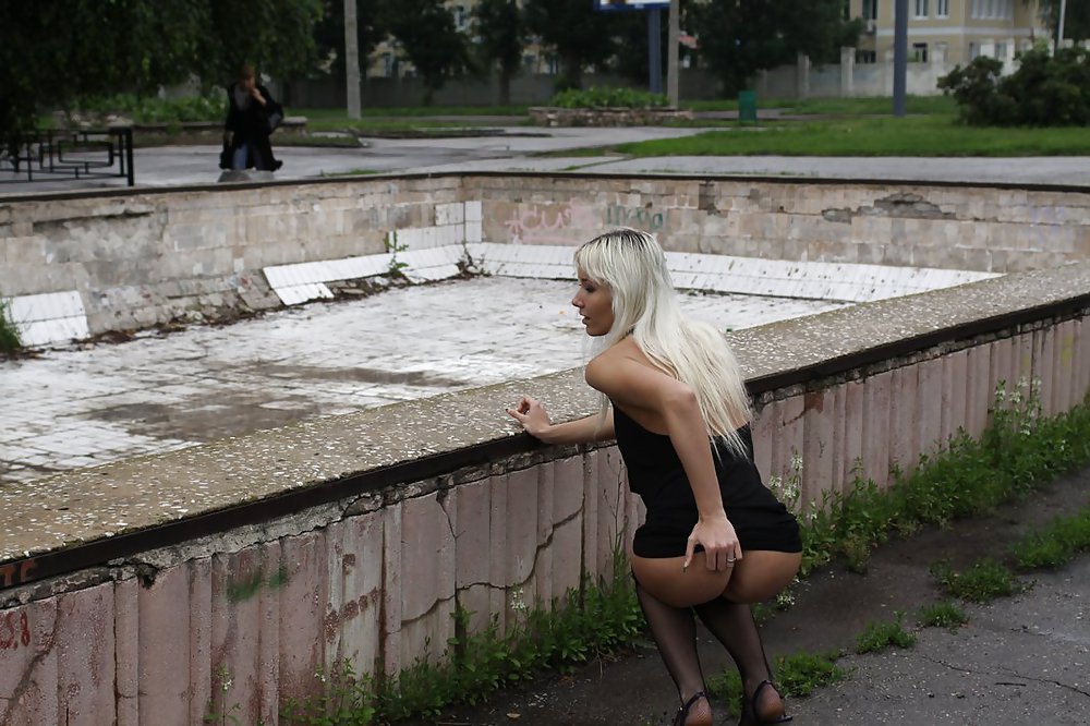 AMATEUR RUSSIAN TEEN UNDRESSES ON THE STREET  #37587400