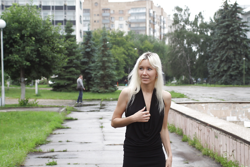 Amateur rusa joven se desnuda en la calle 
 #37587416