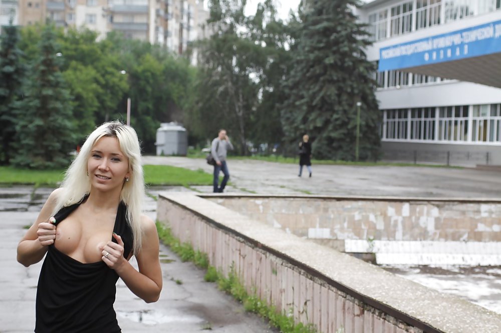 Dilettante russa teenager si spoglia in strada 
 #37587429