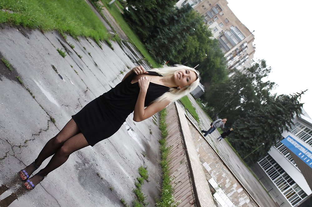 Amateur rusa joven se desnuda en la calle 
 #37587436