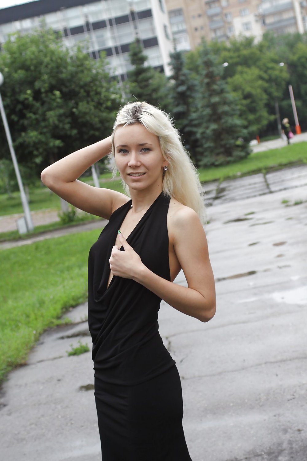 Amateur rusa joven se desnuda en la calle 
 #37587440