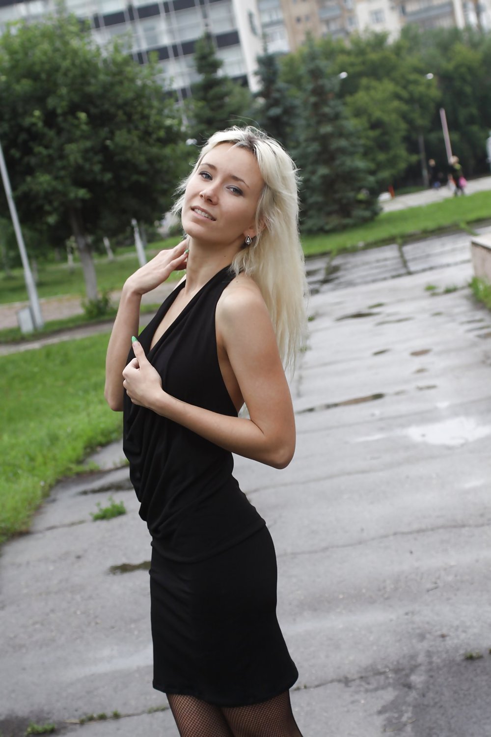 Amateur rusa joven se desnuda en la calle 
 #37587445