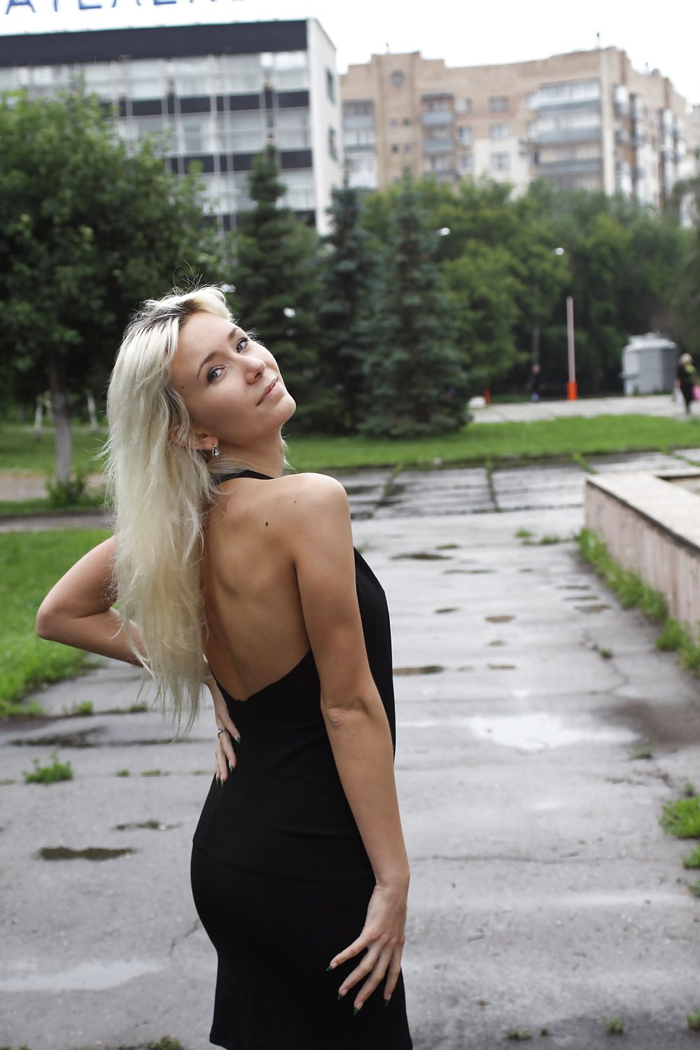 Amateur rusa joven se desnuda en la calle 
 #37587448
