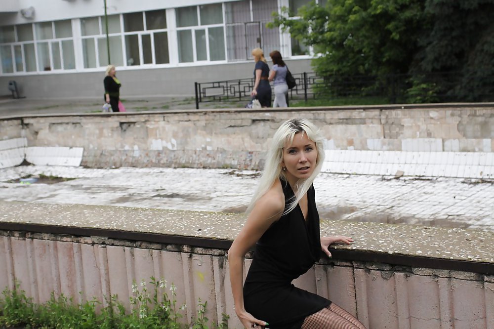 Dilettante russa teenager si spoglia in strada 
 #37587456