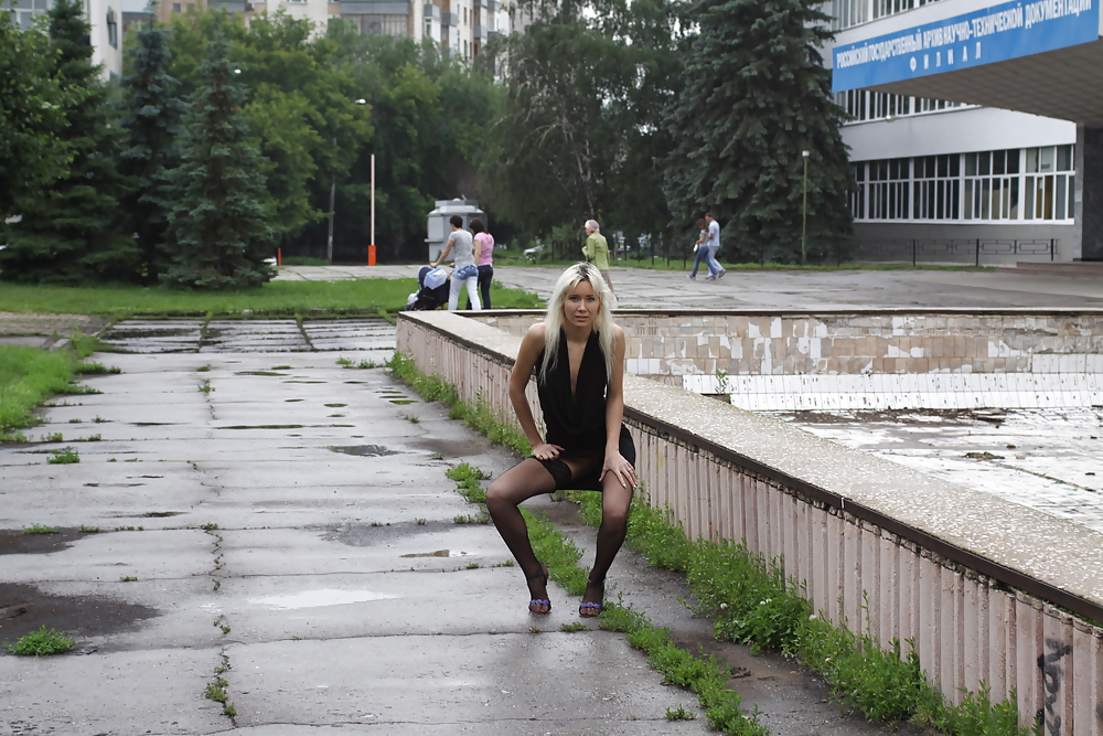Amateur rusa joven se desnuda en la calle 
 #37587477