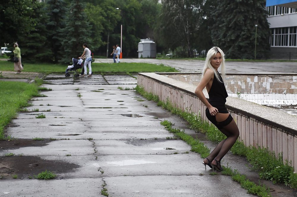 Amateur rusa joven se desnuda en la calle 
 #37587486