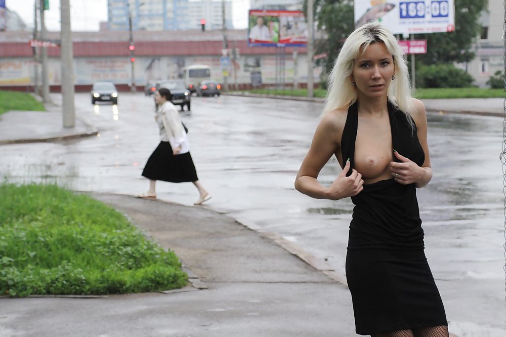 Amateur rusa joven se desnuda en la calle 
 #37587494