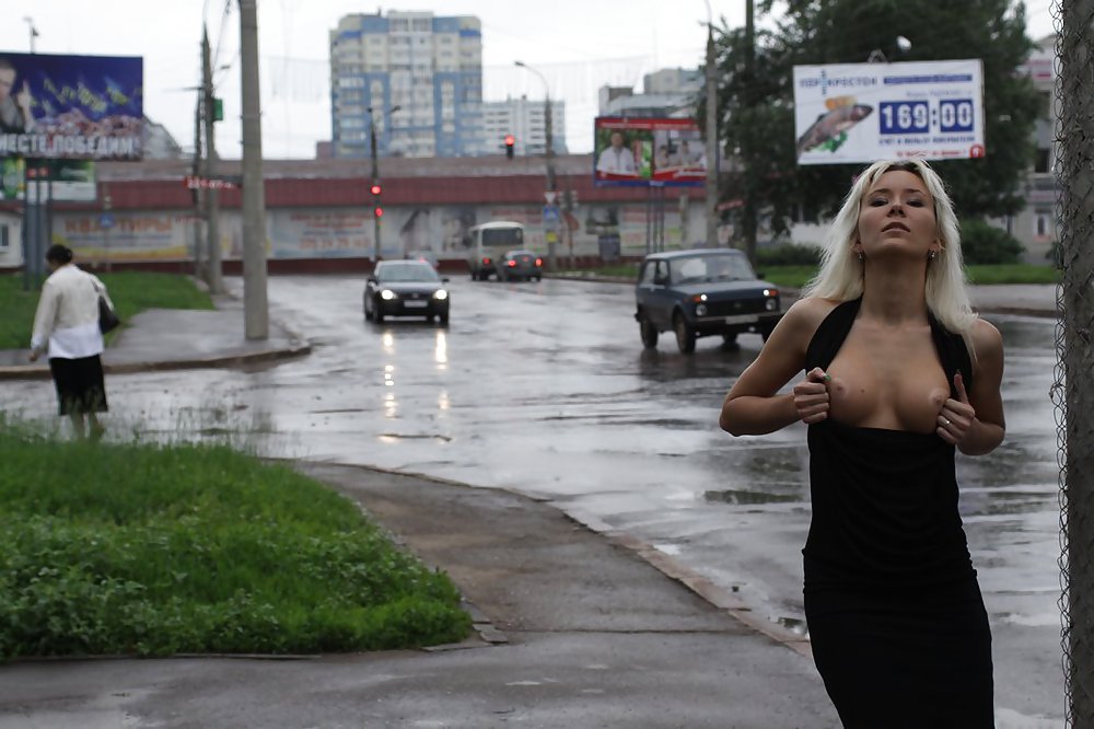 Amateur rusa joven se desnuda en la calle 
 #37587498