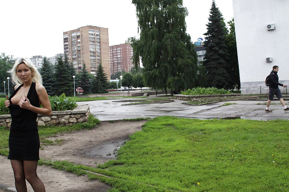 Amateur Russische Teen Entkleidet Auf Der Straße #37587503